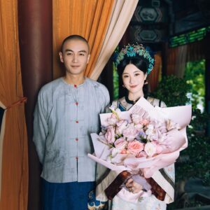 Rosina Lin Instagram - 殺青快樂！🎉這次拍攝真的非常有意義，因為我同#陳曉 終於⋯終於好同學畢業之後第一次合作了！！！而且仲要系古裝，仲要咁有發揮的角色🥹有一種完成心願的感覺，排戲時彷彿回到大學交功課的時候。除了老同學相聚又認識了很多新朋友，感謝导演張挺同所有台前幕後工作人員的照顧，真的好親切，後會有期！期待下一次的相遇！

#大生意人 #慈禧 
#原来我古装咁嘅样
#虽然每日四十度