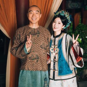 Rosina Lin Instagram - 殺青快樂！🎉這次拍攝真的非常有意義，因為我同#陳曉 終於⋯終於好同學畢業之後第一次合作了！！！而且仲要系古裝，仲要咁有發揮的角色🥹有一種完成心願的感覺，排戲時彷彿回到大學交功課的時候。除了老同學相聚又認識了很多新朋友，感謝导演張挺同所有台前幕後工作人員的照顧，真的好親切，後會有期！期待下一次的相遇！

#大生意人 #慈禧 
#原来我古装咁嘅样
#虽然每日四十度