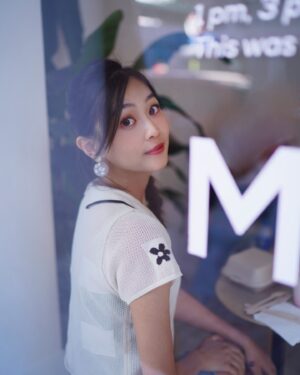 Rosita Kwok Instagram - 最近一直 長髮 短髮 長髮 短髮🦋🐟💙

兩個我都好鍾意❤️ Your pick?!
