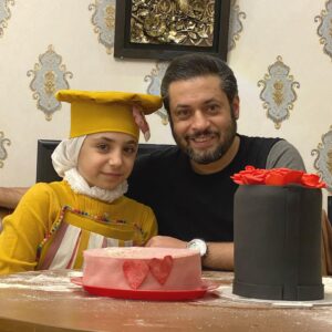 Rouzbeh Moeini Instagram - اسرا جان قطعا تو استعداد هستى و با تلاش و پشتكارى كه دارى موفق ميشى و من به عنوان مربى خوشحالم كه در صحنه بزرگى مثل عصر جديد كه براى تمام استعداد ها نعمت است با تو آشنا شدم و تا جايى كه در توانم باشد از هيچ كمكى براى رسيدن به هدفى كه دارى دريغ نخواهم كرد ، به اميد موفقيت هاى روز افزون براى اسرا استعداد دوست داشتنى 
💣❤️✌️
عكس مربوط به روزهاى تمرين ✔️
 #روزبه_معینی #هنر #بازیگر #زندگی #عشق  #سلفي #عصرجدید #اجرا #نمايش #خواننده #اسرا#مربى #استعداد#كرمانشاه#كورد #اسرا_جلیلیان 
#roozbeh_moeini  #actor #best #love #life #selfie #film#asrejadid #art #picture #cinema#music#aminhayayi#talent