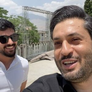 Rouzbeh Moeini Instagram - #نوذر و حامد😉❤️
اى حرمت؟...

📍آقازاده قسمت چهارم جمعه ساعت ١٢ 

 با طراحی، نویسندگی و تهیه کنندگی حامد_عنقا و کارگردانی بهرنگ_توفیقی
.

#روزبه_معینی #هنر 
#بازیگر #زندگی #عشق #كرونا #فيلم #سينما #سلفي #مربى #موزیک #خواننده 
#roozbeh_moeini #actor #best #love #life #corona #selfie #film#asrejadid #art ##cinema#music#show#talent#series #sinamehraad