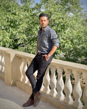 Rouzbeh Moeini Instagram - هر کجا را نگری
آسمان یک رنگ است
لیک ما انسانها 
همه رنگارنگیم
من نگویم هرگز
همه یک رنگ شویم
لیک حرفم این است
رنگ اصلی باید
رنگ دلها باشد
رنگی از جنس بلور
مثل یک آب روان , صاف , زلال
اما
همه اینها خواب است
این چنین دلهایی بکر و کم پیدایند
رنگشان رنگ خداست , نایابند 
#❤️ 
#روزبه_معینی #هنر #بازیگر #زندگی #عشق #سلفي #نمايش#طبيعت #عكس #خواننده#شعر #شاعر #ايران 
#roozbeh_moeini  #actor #best #love #life #selfie #film #art #picture #cinema#music#talent#nature #nice #iran