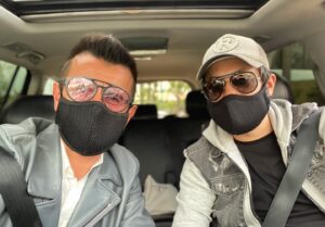 Rouzbeh Moeini Instagram - #
تو اين روزاى كرونايى تا ميتونيم از خونه بيرون نريم ولى اگر مجبور شديم يا شرايط كاريمون ايجاب كرد مراقب سلامتى خودمون و اطرافيانمون باشيم.
.
🤍🙏❤️
. #امین_حیایی #روزبه_معینی #هنر #بازیگر #زندگی #عشق #كرونا #انرژى_مثبت #سلفي #كروناويروس #موزیک #در_خانه_بمانیم 
#roozbeh_moeini  #actor #best #love #life #corona #selfie #film#asrejadid #art #stayhome#picture #cinema#music#aminhayayi