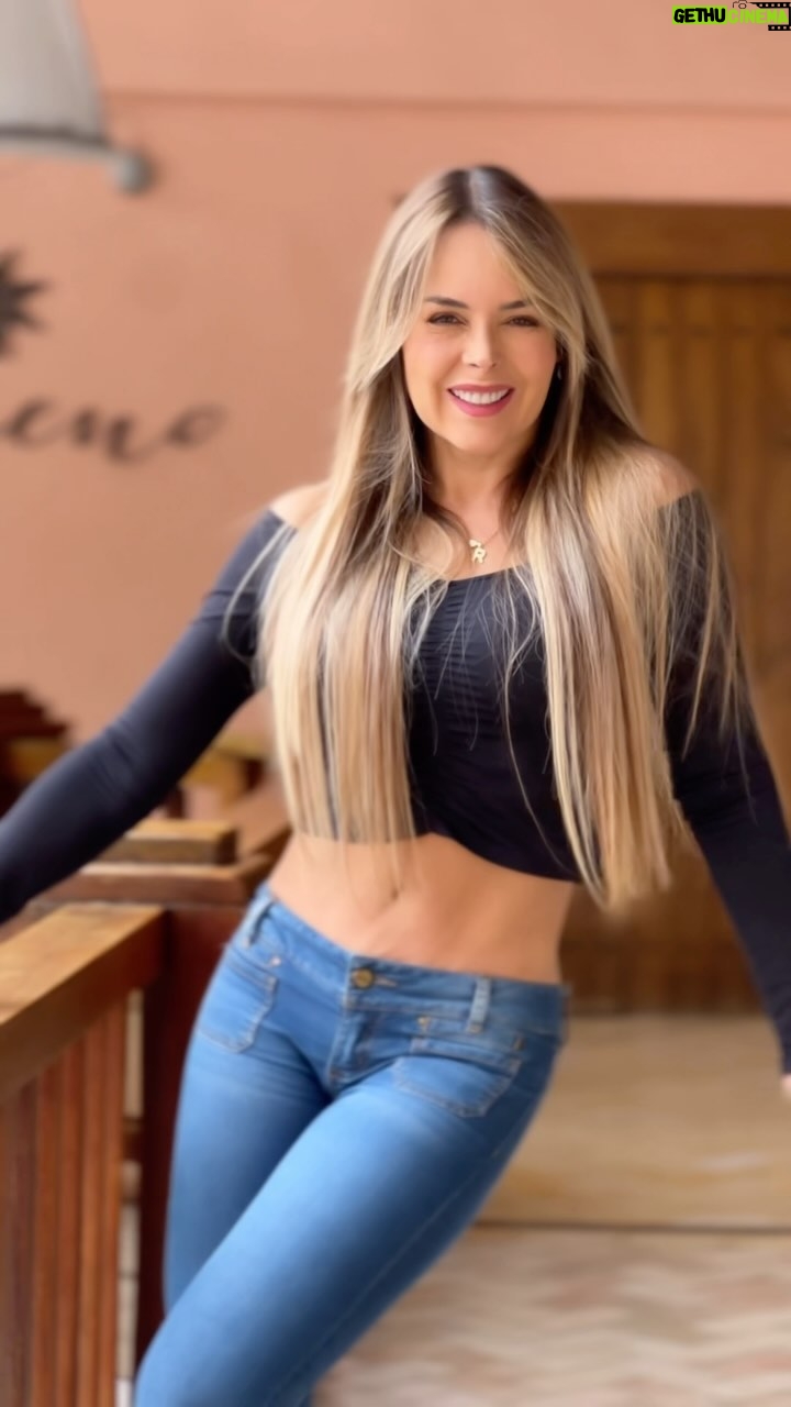 Roxana Díaz - 11K Likes - “Creo que lo más importante que puede tener una mujer, además de talento, es su estilista”.
Nuestra cabellera puede contar quiénes somos, lo que nos gusta, lo que creemos y de dónde venimos. Puede hablar de amor propio, autenticidad y libertad.....
.
Amo el trabajo que me realiza @erkiscotuas y @ewincolinahair en mi cabello... siempre que visito @marilynbeautysalon_ es una experiencia gratificante y de relax✅
.
Mira el resultado final🤩🤩🤩🤩
.
@marilynbeautysalon_
@erkiscotuas
@ewincolinahair
.
#cabellera #extensiones #blonde #salon