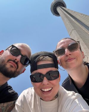 Roxane Bruneau Instagram - Juillet 🖤🩼👨🏼‍🦽🌈 ✈️ 🫂 🍿🐶🚜👷🏼