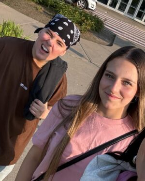 Roxane Bruneau Instagram - Juillet 🖤🩼👨🏼‍🦽🌈 ✈️ 🫂 🍿🐶🚜👷🏼