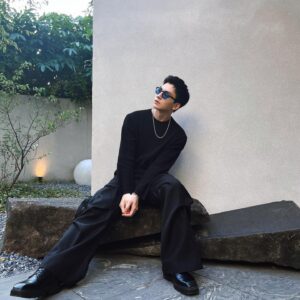 Roy Chang Instagram - 新的眼鏡裡有藍色的你😎
#moscot 
@moscotnyc