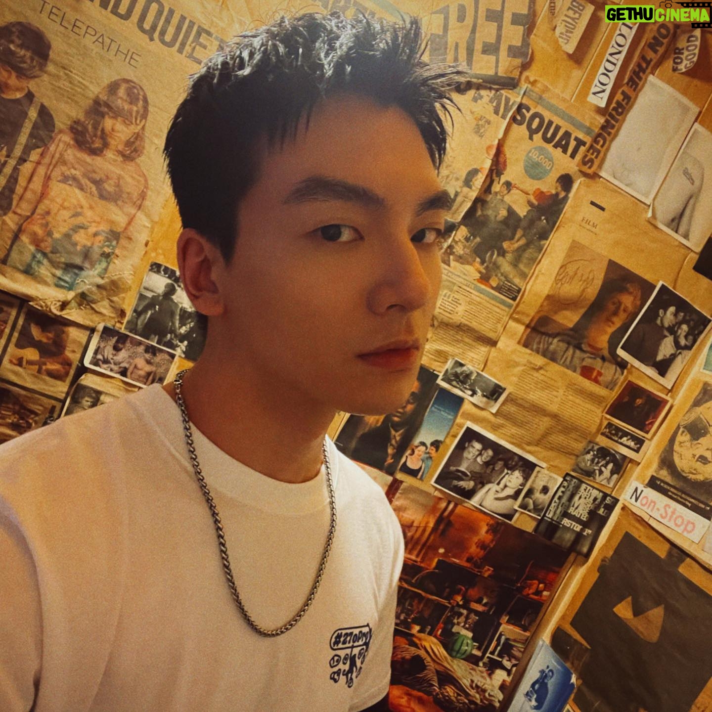Roy Chang - 1.2K Likes - 對!我屬猴🐒 這生肖T真可愛!
聽說屬猴都很皮🤔️
這小房間貼的到處都是真好看