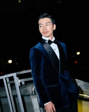 Roy Chang Instagram - ✨金馬60✨
這是一部拍了60年的電影
會一直拍下去的。

Outfit｜ 3 Pieces Suit @coller_taiwan @vatic_offical_pages
Hair Stylist ｜@zin_brian_huang 
Makeup | @iongsetsng 
Photographer | @asunch 
Team | @normalfilm.ltd 
#金馬60#金馬獎 #青春並不溫柔 
#正常人#張洛偍 #正常人影業 #ormalfilm