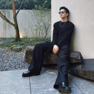 Roy Chang Instagram - 新的眼鏡裡有藍色的你😎
#moscot 
@moscotnyc