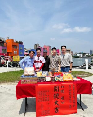 Roy Chang Instagram - 吹著晚風的日子 
風吹出五味雜陳
#晚風