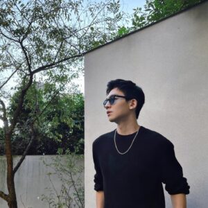 Roy Chang Instagram - 新的眼鏡裡有藍色的你😎
#moscot 
@moscotnyc