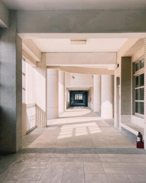 Roy Chang Instagram - 回到校園的日子🏫
走廊上特別有青春熱血的回憶
當學生的時候一點都不愛上課
現在覺得當學生是最幸福的事
#如果我不曾見過太陽 
@hadinotseenthesun1225
拍立得紀錄員 @mumoonlee