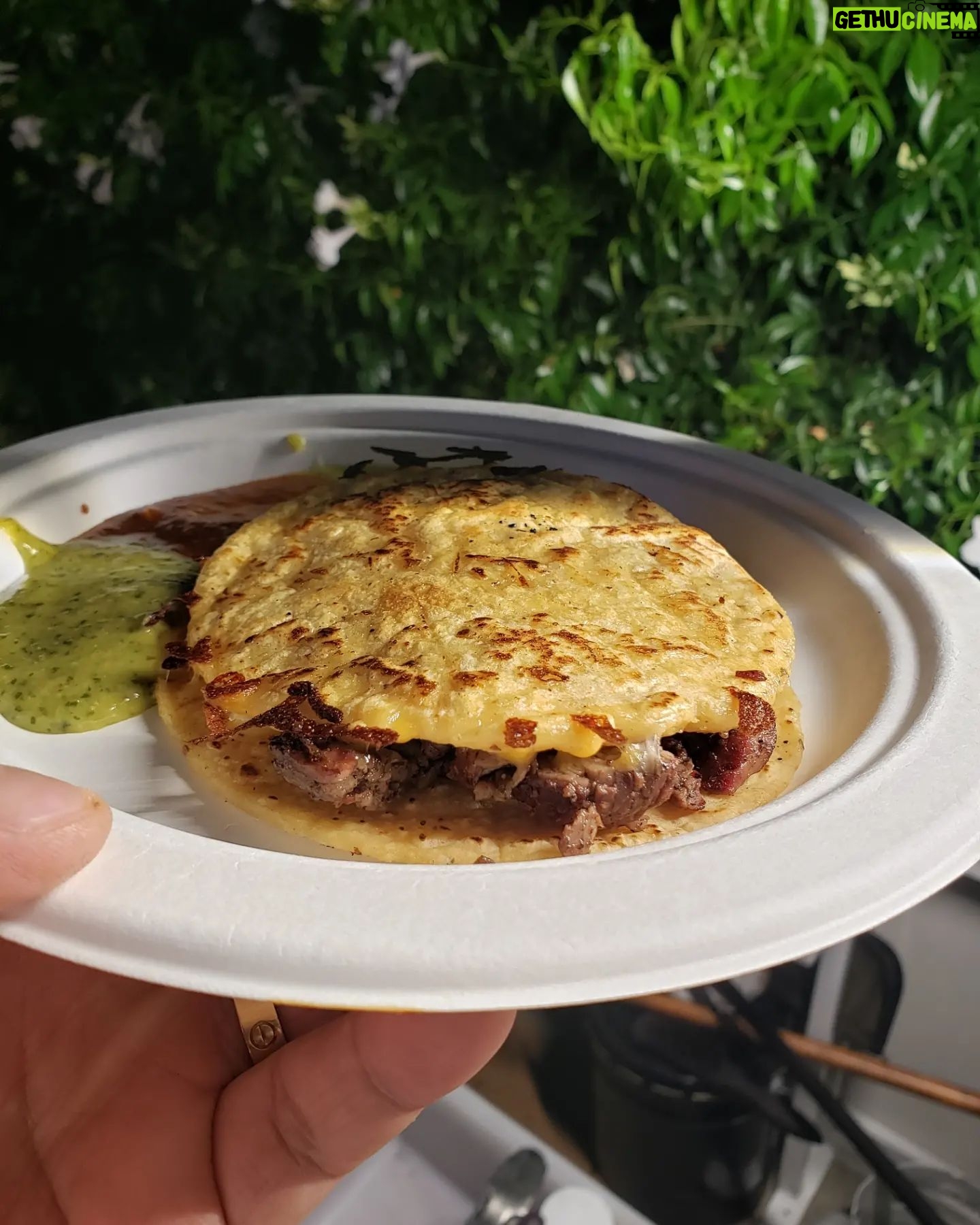 Roy Choi - 4.4K Likes - Quesadillas
Mulitas
Tacos
Asada
Poolside
Catering.
Tacos Por Vida