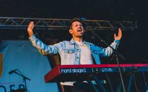 Roy Stride Instagram - GUILDFORD HOMECOMING - WHO WAS THERE?? @sausageandciderfestuk Beautiful Posh Surrey 😂😂😂. 🤩 you were awesome 🤩 We’re back @gliveguildford in October. Ticket link in bio or https://linktr.ee/Scoutingforgirls