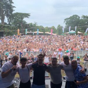 Roy Stride Instagram - @pubinthepark with the world nicest man @cheftomkerridge Chiswick you were beautiful, posh & loverley!!! 🫶💃🦋🌳 WE ARE BACK IN NOVEMBER @o2sbe Shepherds Bush Empire with @jamielawsonmusic ticket link in bio or https://linktr.ee/Scoutingforgirls