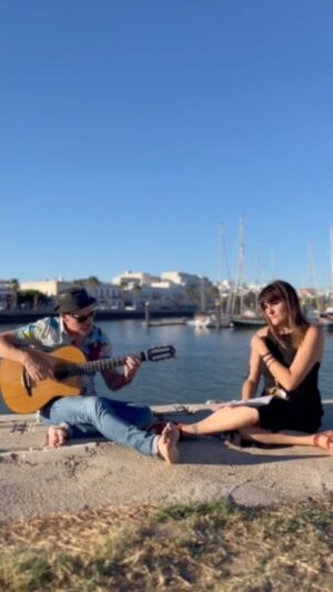 Rozalén Instagram - “María la Portuguesa” con @ismael.guijarro en el mismo Ayamonte 💞
Carlos Cano siempre en el corazón. 

Mañana nos vemos en el @bahiasound_ (porque no hay verano si no piso la provincia de mi Cádiz 🫠)
Y la semana que viene terminamos agosto con el triplete en Linares, Palencia y Albacete (que me tiene ya infartá)
AMOR A RAUDALES pa’ vuestras carnes morenas! 

#Rozalén #ElAbrazo #OnTour #Acústico #CarlosCano