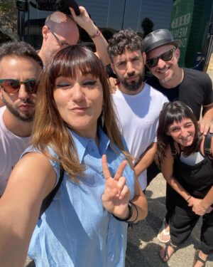 Rozalén Instagram - Comenzamos AGOSTO por todo lo alto!!!! 🔥😎☀️
Hoy nos vemos en el @sonriasbaixas en BUEU y mañana en XIXÓNNNNN!!!! Prepárenseeeee! Que hemos descansado 4 días!!! A lo locoooooo 💃🏻

#Rozalén #ElAbrazo #OnTour