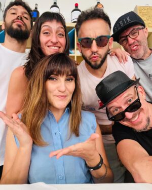 Rozalén Instagram - Comenzamos AGOSTO por todo lo alto!!!! 🔥😎☀️
Hoy nos vemos en el @sonriasbaixas en BUEU y mañana en XIXÓNNNNN!!!! Prepárenseeeee! Que hemos descansado 4 días!!! A lo locoooooo 💃🏻

#Rozalén #ElAbrazo #OnTour