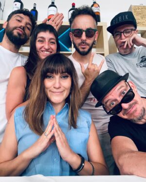 Rozalén Instagram - Comenzamos AGOSTO por todo lo alto!!!! 🔥😎☀️
Hoy nos vemos en el @sonriasbaixas en BUEU y mañana en XIXÓNNNNN!!!! Prepárenseeeee! Que hemos descansado 4 días!!! A lo locoooooo 💃🏻

#Rozalén #ElAbrazo #OnTour