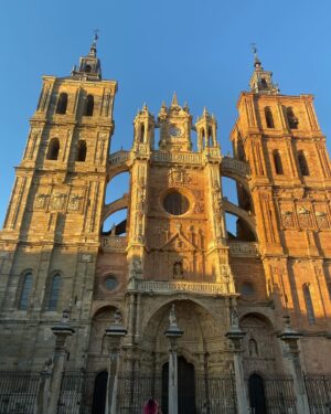 Rozalén Instagram - No sé dónde vivo. No sé qué hora es… 🥴
Está bonita esta vida!!! ❤️
Carrusel de verano loco. 
Monforte de Lemos, Gandía, Astorga, hoy Pineda-Santa Sussana. Y suma y sigue!!! 
GRACIAS a todos los que nos estáis dando gloria bendita.
🙌🙌🙌🙌🙌🙌🙌🙌

#Rozalén #ElAbrazo #OnTour