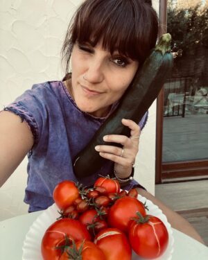 Rozalén Instagram - No sé dónde vivo. No sé qué hora es… 🥴
Está bonita esta vida!!! ❤️
Carrusel de verano loco. 
Monforte de Lemos, Gandía, Astorga, hoy Pineda-Santa Sussana. Y suma y sigue!!! 
GRACIAS a todos los que nos estáis dando gloria bendita.
🙌🙌🙌🙌🙌🙌🙌🙌

#Rozalén #ElAbrazo #OnTour
