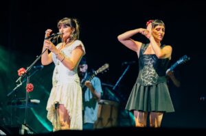 Rozalén Instagram - Si pudierais ver lo que ven mis ojos cuando os tengo delante… 
Vaya verano INOLVIDABLE me estáis regalando!!!! 🥺💞
Me van a faltar vidas para agradecer. 
Recuerdos de SONORAMA, CAPROIG y HUESCA ❤️❤️❤️
Estoy muerta matá, pero feliz… 

📸 @glorianm @sonoramaribera @caproigfestival #AyuntamientoHuesca