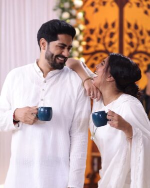 Rrahul Sudhir Instagram - Chai par charcha
(SEE the last picture to see what Chai does to both of us) 🫣

#behindthescenes #chailover #chai #chailovers #chailove #teatime #bts #onset #setlife #shooting #shootlife #shootdiaries #tvshow #tvseries #tvserial #serial #onlocation #location #candid #candidphotography #chaitime #dabangiimulgiiaayireaayi #hemanichawla #rrahulsudhir #sonytv #sony #friendship #chaipartner