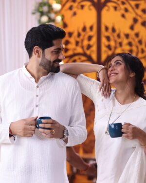 Rrahul Sudhir Instagram - Chai par charcha
(SEE the last picture to see what Chai does to both of us) 🫣

#behindthescenes #chailover #chai #chailovers #chailove #teatime #bts #onset #setlife #shooting #shootlife #shootdiaries #tvshow #tvseries #tvserial #serial #onlocation #location #candid #candidphotography #chaitime #dabangiimulgiiaayireaayi #hemanichawla #rrahulsudhir #sonytv #sony #friendship #chaipartner