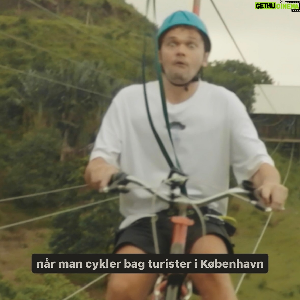 Ruben Søltoft - 11.3K Likes - Det har været en kæmpe blandet fornøjelse 😁 – og nu er alle tre afsnit af rubbers hævn/hyldest ude! Bussen kører stadig rundt på Mauritius med mit ansigt. Det er en skolebus, og børnene elskede plakaten så meget, at vi blev kontaktet og spurgt, om det var ok, at de beholdte den 🥹 SÅ LAD GÅ DA!
TAK FORDI I SÅ MED ❤️