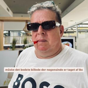 Ruben Søltoft Instagram - Det har været en kæmpe blandet fornøjelse 😁 – og nu er alle tre afsnit af rubbers hævn/hyldest ude! Bussen kører stadig rundt på Mauritius med mit ansigt. Det er en skolebus, og børnene elskede plakaten så meget, at vi blev kontaktet og spurgt, om det var ok, at de beholdte den 🥹 SÅ LAD GÅ DA! 

TAK FORDI I SÅ MED ❤️