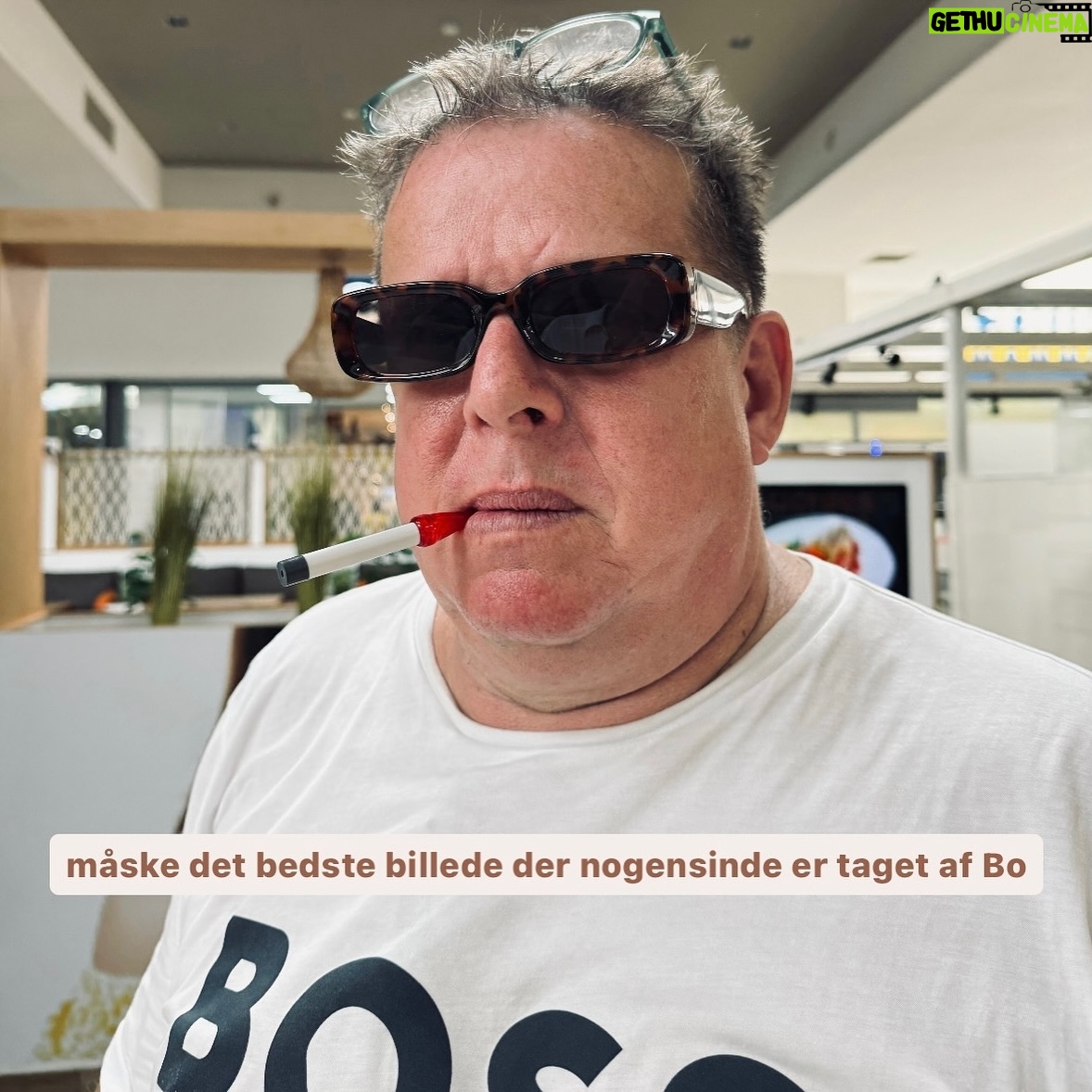 Ruben Søltoft - 11.3K Likes - Det har været en kæmpe blandet fornøjelse 😁 – og nu er alle tre afsnit af rubbers hævn/hyldest ude! Bussen kører stadig rundt på Mauritius med mit ansigt. Det er en skolebus, og børnene elskede plakaten så meget, at vi blev kontaktet og spurgt, om det var ok, at de beholdte den 🥹 SÅ LAD GÅ DA!
TAK FORDI I SÅ MED ❤️