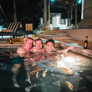 Ruben Søltoft Instagram - Det har været en kæmpe blandet fornøjelse 😁 – og nu er alle tre afsnit af rubbers hævn/hyldest ude! Bussen kører stadig rundt på Mauritius med mit ansigt. Det er en skolebus, og børnene elskede plakaten så meget, at vi blev kontaktet og spurgt, om det var ok, at de beholdte den 🥹 SÅ LAD GÅ DA! 

TAK FORDI I SÅ MED ❤️