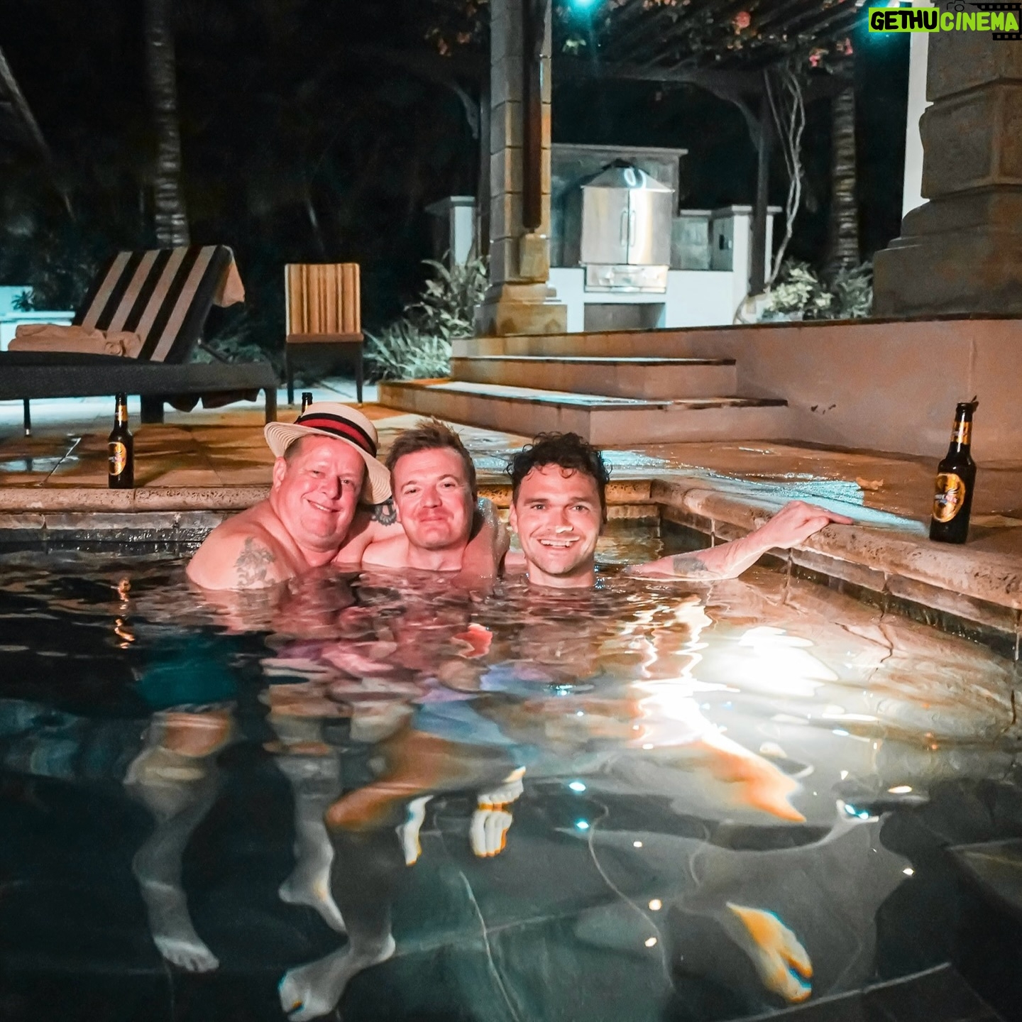 Ruben Søltoft - 11.3K Likes - Det har været en kæmpe blandet fornøjelse 😁 – og nu er alle tre afsnit af rubbers hævn/hyldest ude! Bussen kører stadig rundt på Mauritius med mit ansigt. Det er en skolebus, og børnene elskede plakaten så meget, at vi blev kontaktet og spurgt, om det var ok, at de beholdte den 🥹 SÅ LAD GÅ DA!
TAK FORDI I SÅ MED ❤️