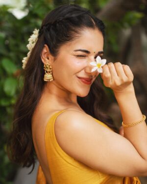 Ruhani Sharma Instagram - गेंदा फूल 🌼 
.
.
.
.
.
Wearing @adhvariasilks 
Styled by @spacefashionconsultancy 
📸 @tdf.studioz
Hair @reshu_sanrao