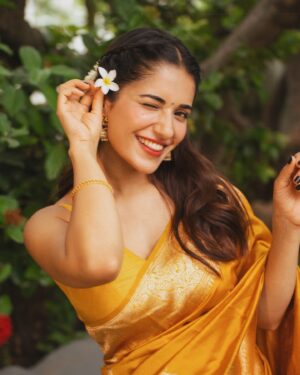 Ruhani Sharma Instagram - गेंदा फूल 🌼 
.
.
.
.
.
Wearing @adhvariasilks 
Styled by @spacefashionconsultancy 
📸 @tdf.studioz
Hair @reshu_sanrao
