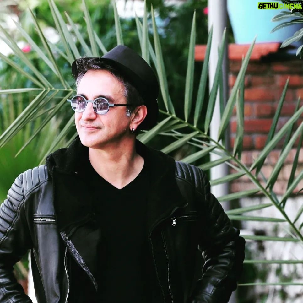 Ruhi Sarı - 0.9K Likes - Bir hikayenin daha finaline geldik. Muhteşem bir ekiple yaklaşık yedi aydır Selimiye'de "Maviye Sürgün"dizisinin çekimleri için bulunuyorduk. Her anını keyifle hatırlayacağım bir set ortamını şahane dostluklarla taçlandırdım . Tüm ekibin yüreğine sağlık.....