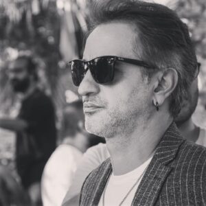 Ruhi Sarı Instagram - Hoş geldin! Biz bıraktığın gibiyiz. Ustalaştık biraz daha taşı kırmakta, dostu düşmandan ayırmakta....
N. Hikmet