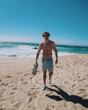 Rui Andrade Instagram - 𝗯𝗲 𝗮𝘀 𝘄𝗶𝗹𝗱 𝗮𝘀 𝘁𝗵𝗲 𝗼𝗰𝗲𝗮𝗻 🤪
_
_
#portugal #spring #travel #levis #nature #photogram #photography #photo #potd