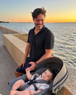 Rui Santos Instagram - O pôr do sol aqui no lugar onde vivemos é maravilhoso, adoramos esta vila.
O Baltazar está cada vez mais comunicativo e já gatinha😊