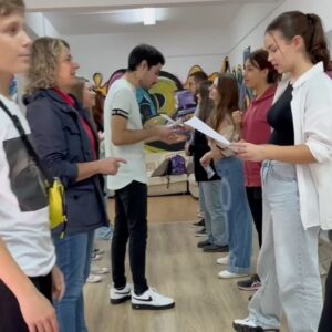 Rui Santos Instagram - Este workshop destina-se a todos aqueles que queiram ter o primeiro contacto com o trabalho de ator.
Não é necessária experiência profissional.
Primeiramente vamos focar-nos no trabalho de representação e aprender a trabalhar com as ferramentas do ator, as emoções, a voz e a expressão corporal.
Vamos interpretar e representar em vários registos desde o drama à comédia textos entregues à priori.
Ensinarei a fazer um casting presencial e um digital (self tape) para poderem enviar o vosso material de vídeo para as agências de casting e publicidade.
Aprenderão as técnicas de representação para câmera, televisão, publicidade e cinema.
Ensinarei a trabalhar para câmera consoante o tipo de plano e dinâmica pretendida.
O workshop será nos dias 17 e 18 de agosto, das 14 às 19 horas, num total de 10 horas de formação.
Indicarei algumas agências com as quais poderão trabalhar inicialmente.
Entrega de certificado a quem concluir os 2 dias de workshop.
Local: @lakestudiogaia 
Mais informações em mensagem privada aqui na minha página de instagram.
Saudações artísticas!
Até já Porto😊