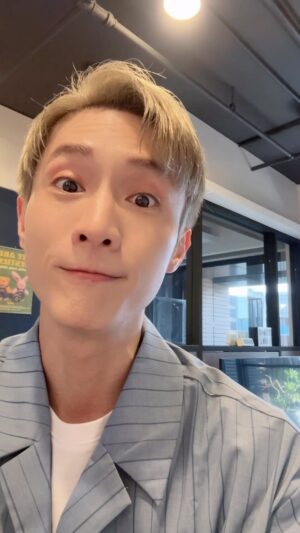 Rui-di Weng Instagram - 那天朋友在問我男友是哪一型的？還有我喜歡他哪裡～結果聊完之後朋友的結論是…你男朋友根本是「房務型」？！

噗！第一時間想說才不是咧！我們很浪漫！但後來發現很合理無法反駁我朋友，好吧好吧！那就這樣吧！至少這個說法，給了我一些18禁黑皮主題的想法了🤪🤪🤪