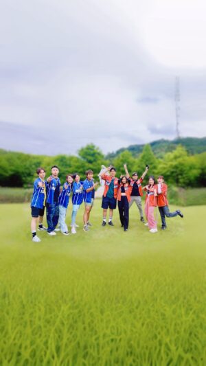 Rui-di Weng Instagram - 暗黑演藝圈😂我是藍隊要把玩遊戲搜集到的水倒入藍桶子！差點就上當了，還好花花反應很快！🌸