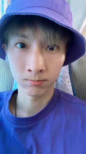Rui-di Weng Instagram - 搭乘客運時，有的車型遇到前面乘客把座位全躺下時，真的超近耶！本來設計就可以讓乘客選擇椅背高低，我覺得是合理的，只是那天剛好前面是甜蜜情侶互動熱烈😳😳😳想避開視線都避不了！近到有點害羞！✨✨✨