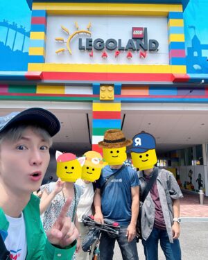 Rui-di Weng Instagram - 難得全家老小一起出遊，因為我二哥&嫂他們要工作，於是組成了☀️本家暑假出遊團（爸媽、大哥、姪女），差了近60歲的旅行團，他們活力十足先自駕遊富士山周邊城市六天，抵達名古屋時，我忙完工作跟他們會合玩三天！

全家第一次出國是泰國/新加坡，後來日本去了幾次，讀大學搬來台北之後，總是各種忙碌，後來又開始戀愛腦（欠揍），就越來越少一起出國，疫情後能夠有機會這樣旅行很開心！！！

旅行過程發現，爸媽真的不管小孩幾歲，永遠都是把我們當小朋友，不管跟他們怎麼說我現在已經42歲了也都一切很好，他們還是會各種擔心！

接下來有空一定要全家再一起到處玩💕💕💕