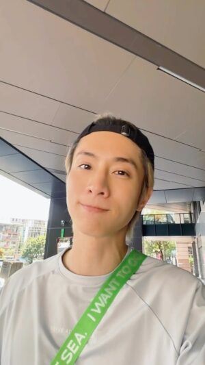 Rui-di Weng Instagram - 求職時，我們當然都希望能夠找到一份容易賺錢的工作！以自己工作經驗分享，我會建議求職時思考的不是什麼工作容易賺錢，而是評估什麼樣的工作，可以讓我們發揮最大「優勢跟長才」，那才真的有機會做到一份’‘容易賺錢’‘的工作。

以我演藝圈的工作來分享：跟朋友、粉絲、計程車司機聊天時，常常會被問：「你們演藝圈是不是很容易賺錢？」

讓我開始想這件事：「有嗎？有很容易嗎？」，認真思考評估：我屬於中生代藝人，如果要有機會在演藝圈增加更多收入，就是需要願意承接很多工作、付出大量時間、投入很多無收入的曝光及社群經營。

我有的優勢是：
1.過去有戲劇/節目作品。
2.累積十幾年年資。
3.很熟悉綜藝節目的工作流程及需求。
4.可以自己做洽談/製作相關工作。

過去幾年幕後經驗，也給我很多幫助，以「經營」角度來看待自己，而不是純藝人觀點。

綜合上述擁有經歷/優勢/資源，我思考後決定自己處理所有經紀工作，沒有雇用助理，並且大量節省成本（妝髮/服裝/行政/製作都自己完成），以這樣形式在符合客戶期待的前提下，完成承接工作！

當這些現有工作機會，我都能夠靠自己順利完成，那我就距離‘’容易賺錢‘’近一些。因為逐漸可以掌握自己的優勢，並在現有的工作環境/規模下，達到最大效益。

想分享我個人經驗的是：「認真誠實審視評估自己的優勢/長才/資源，找一份能發揮的工作，就有機會做到一份‘’容易賺錢‘’的工作。」