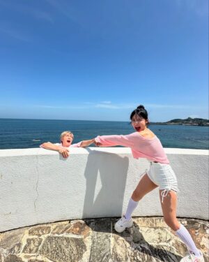Rui-di Weng Instagram - 🩷女孩好野可愛動物園區：

P1. 喵咪跟我同髮色
P2. 羊咩是小孩可以抱好可愛，第一次抱羊寶寶
P3. 馬索吻？
P4. 可愛動物掉下懸崖（好突然？）
P5. 還好有多慧應援救援🛟
P6. 鬆一口氣的兩大美女？
P7. 多慧秀秀？（這也太幸福了！）
P8. 誰能比我美？
P9. 誰能比我帥？（到底？😅）

本集女孩好野YT可以搜尋來看喔！
好笑好玩很輕鬆☁️☁️☁️