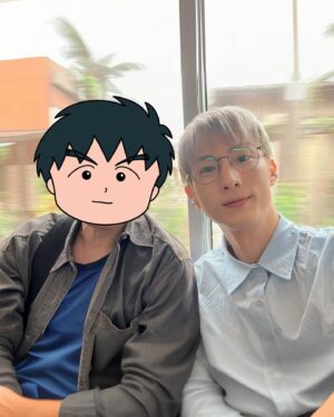 Rui-di Weng Instagram - 難得全家老小一起出遊，因為我二哥&嫂他們要工作，於是組成了☀️本家暑假出遊團（爸媽、大哥、姪女），差了近60歲的旅行團，他們活力十足先自駕遊富士山周邊城市六天，抵達名古屋時，我忙完工作跟他們會合玩三天！

全家第一次出國是泰國/新加坡，後來日本去了幾次，讀大學搬來台北之後，總是各種忙碌，後來又開始戀愛腦（欠揍），就越來越少一起出國，疫情後能夠有機會這樣旅行很開心！！！

旅行過程發現，爸媽真的不管小孩幾歲，永遠都是把我們當小朋友，不管跟他們怎麼說我現在已經42歲了也都一切很好，他們還是會各種擔心！

接下來有空一定要全家再一起到處玩💕💕💕
