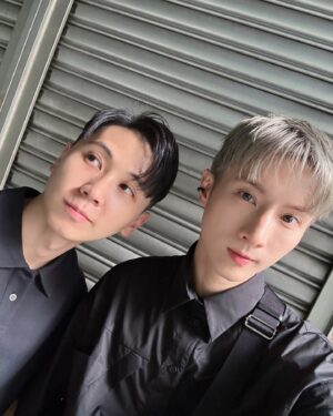 Rui-di Weng Instagram - 以前不太會戴飾品，老覺得不太適合，上次QPOWER頒獎時造型師幫我搭配耳環，意外覺得很好看！最近買了簡單的來嘗試，昨天我也有戴，你有發現嗎？？？🖤🩶我還有買一些華麗的✨✨✨下次來試試看🤩