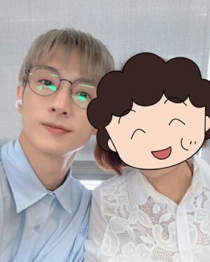 Rui-di Weng Instagram - 難得全家老小一起出遊，因為我二哥&嫂他們要工作，於是組成了☀️本家暑假出遊團（爸媽、大哥、姪女），差了近60歲的旅行團，他們活力十足先自駕遊富士山周邊城市六天，抵達名古屋時，我忙完工作跟他們會合玩三天！

全家第一次出國是泰國/新加坡，後來日本去了幾次，讀大學搬來台北之後，總是各種忙碌，後來又開始戀愛腦（欠揍），就越來越少一起出國，疫情後能夠有機會這樣旅行很開心！！！

旅行過程發現，爸媽真的不管小孩幾歲，永遠都是把我們當小朋友，不管跟他們怎麼說我現在已經42歲了也都一切很好，他們還是會各種擔心！

接下來有空一定要全家再一起到處玩💕💕💕